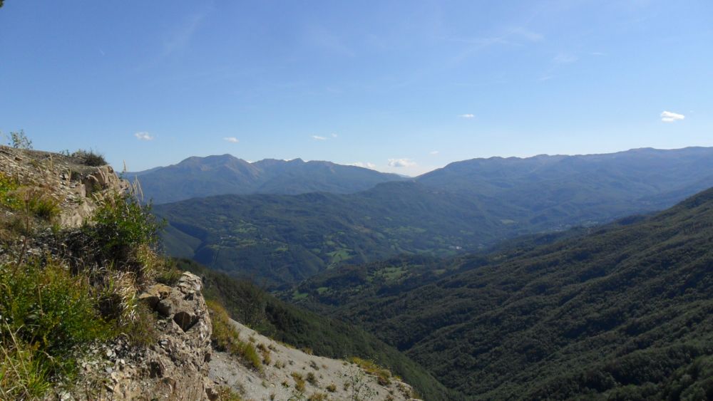 Vista dal monte Caio su gola vallata di Tizzano